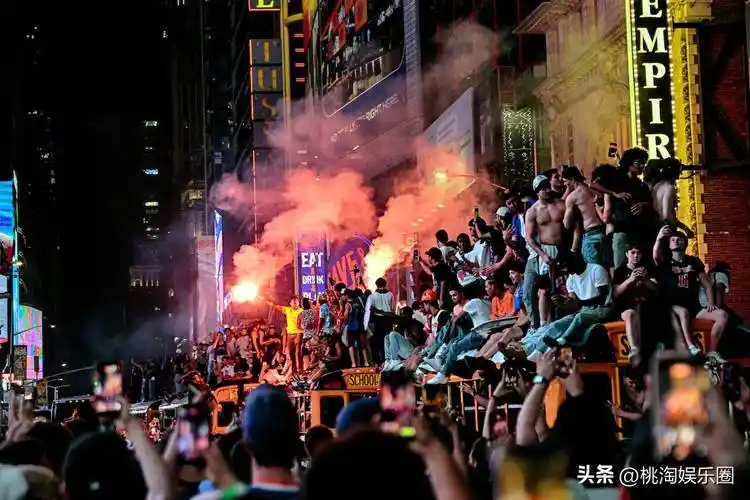 纽约双线狂潮：世界杯外还有尼克斯百万人大游行，篮球圣地迎来新生